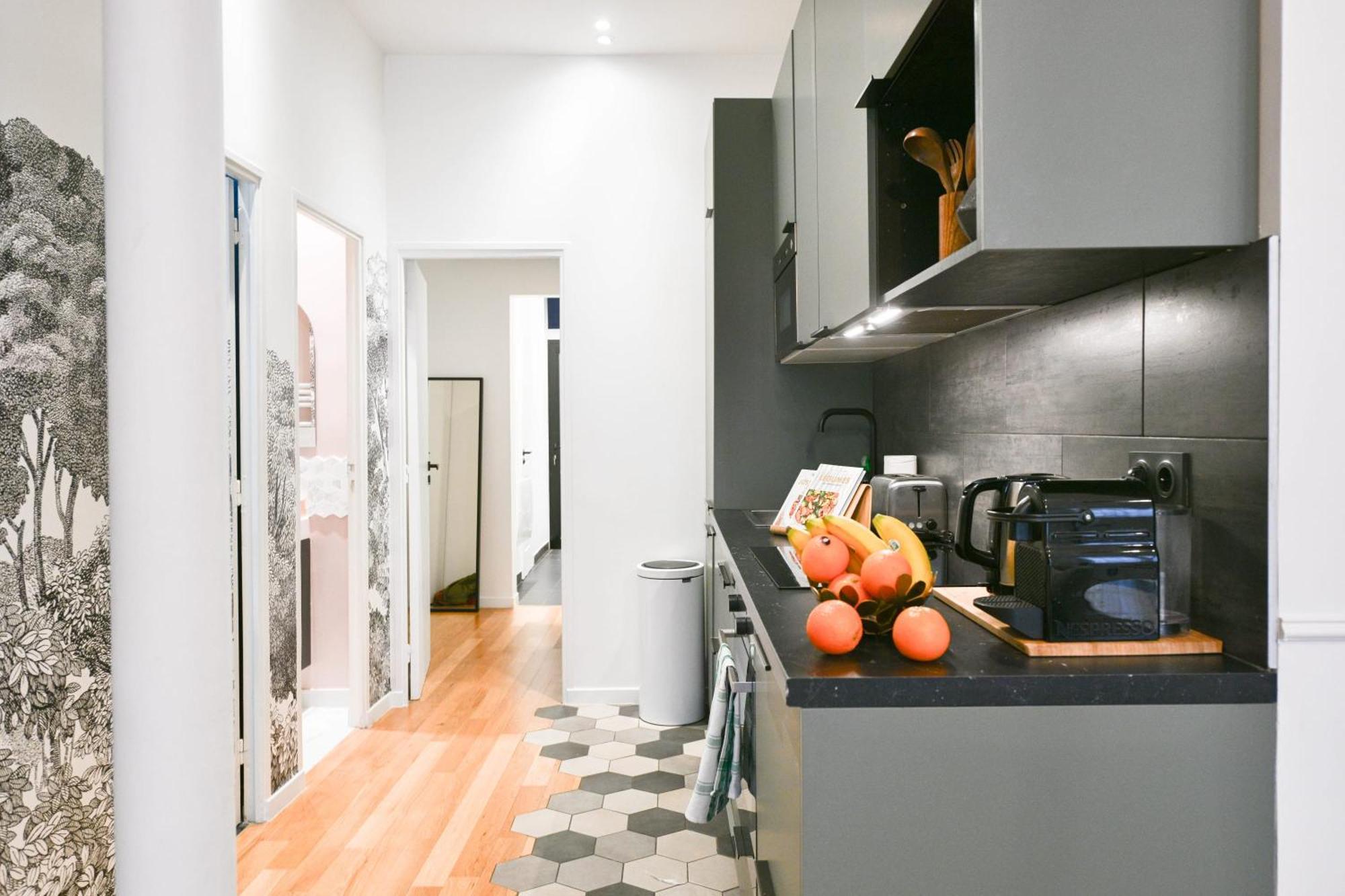 Le Marais Pl De La Bastille 3bd 3bth For 10 Guests Paris