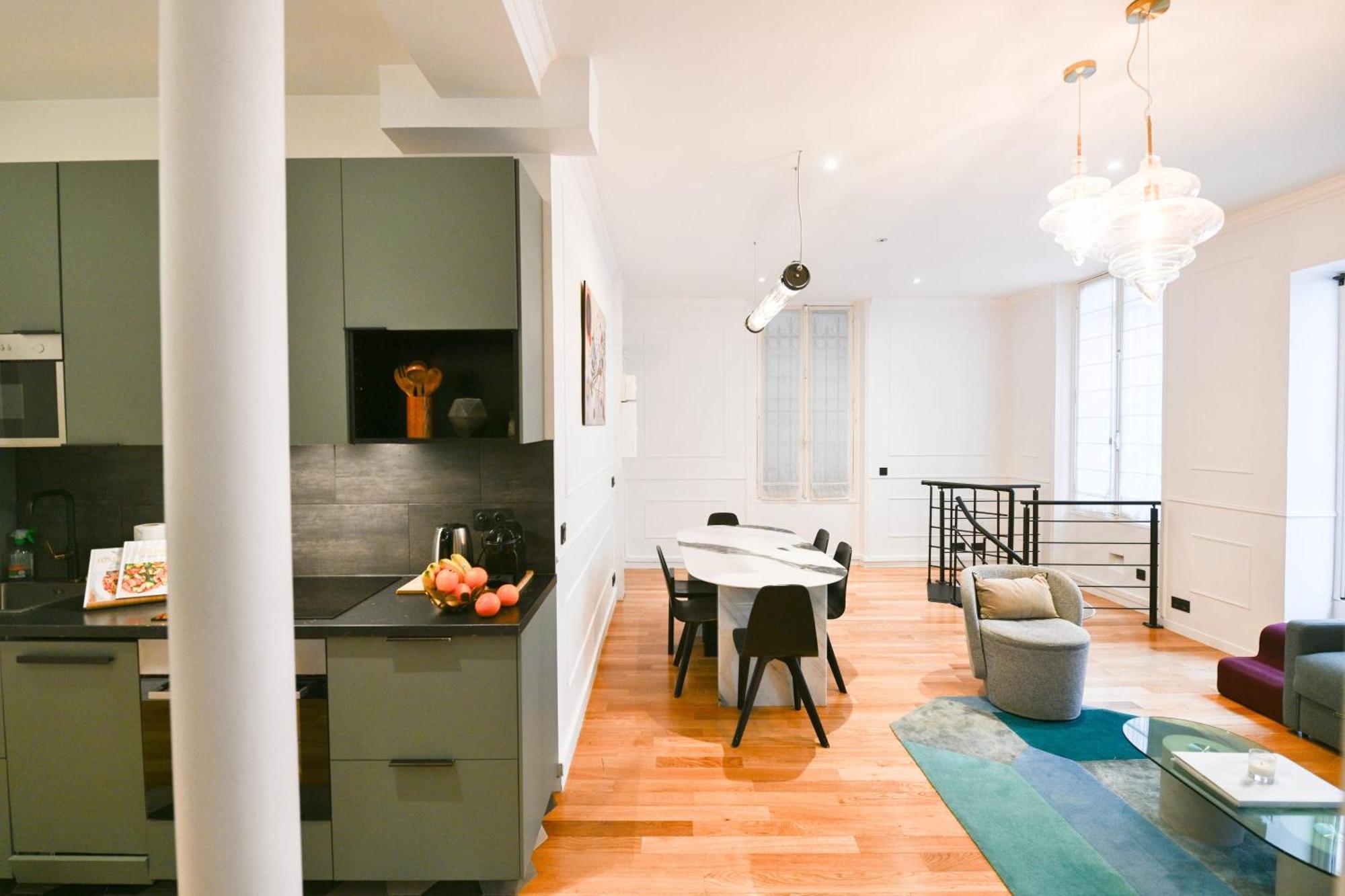 Le Marais Pl De La Bastille 3bd 3bth For 10 Guests Paris