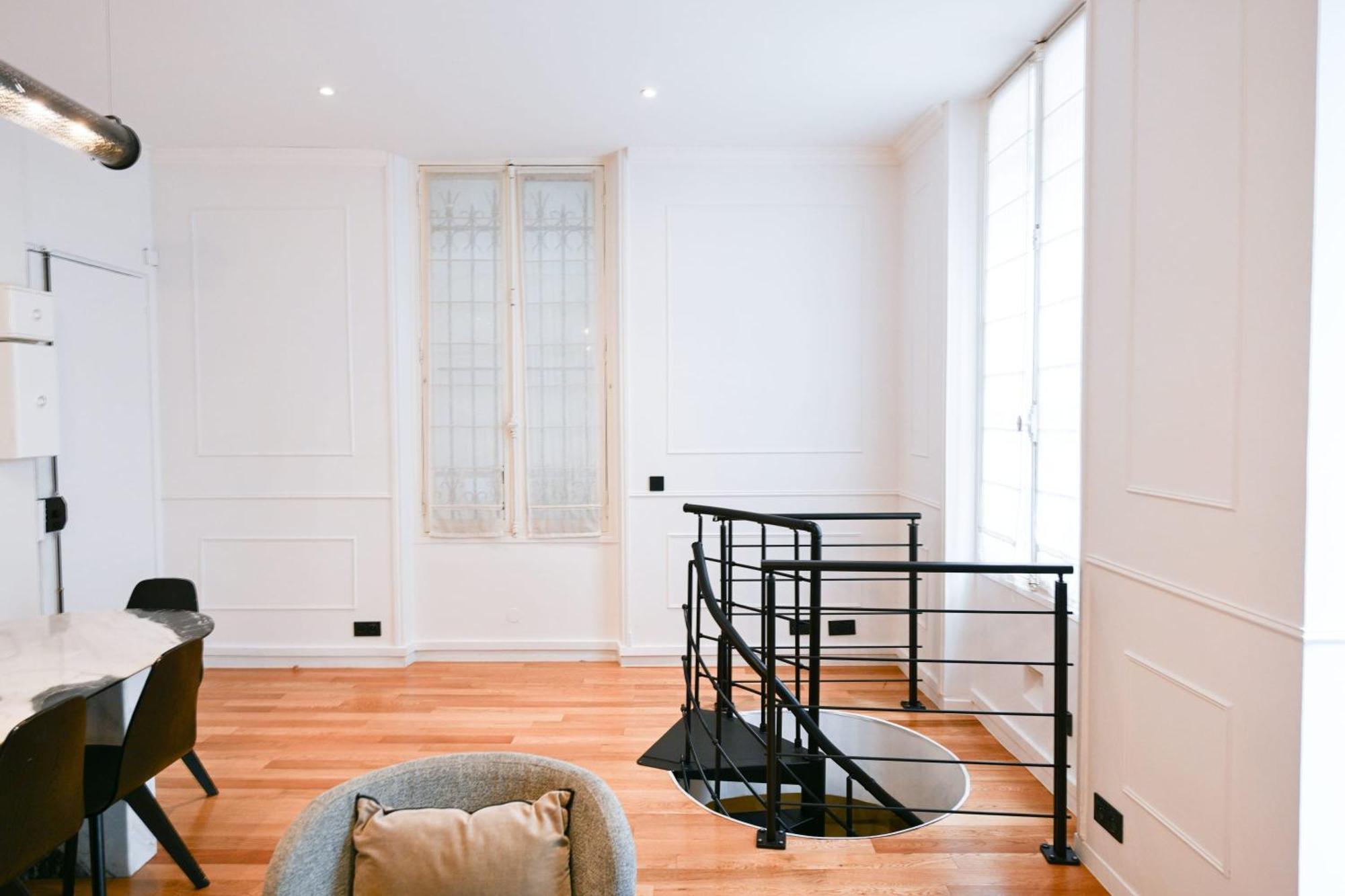 Le Marais Pl De La Bastille 3bd 3bth For 10 Guests Paris