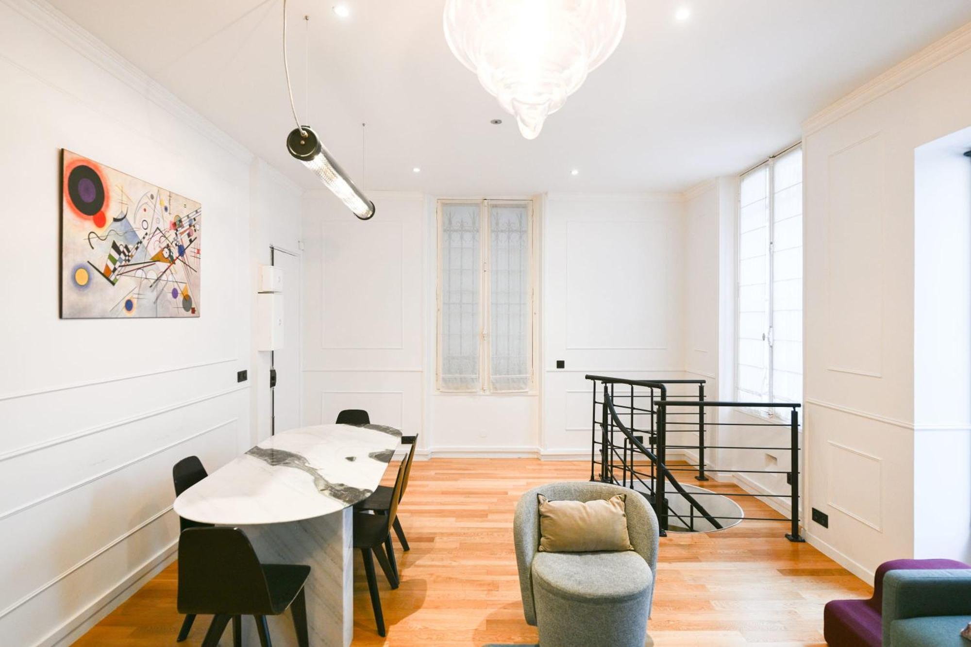 Le Marais Pl De La Bastille 3bd 3bth For 10 Guests Paris